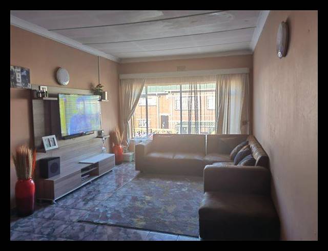 2 BEDROOM APARTMENT FOR SALE IN KEMPTON PARK CENTRAL